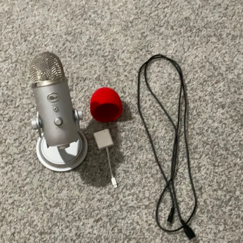 BLUE YETI SILVER MICROPHONE!! EUC CORD AND PHONE ADAPTER INCLUDED!